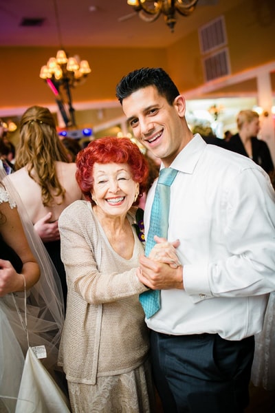 男人和祖母在跳舞